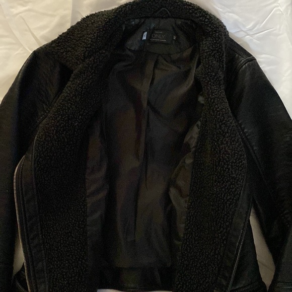 Veste de similicuir et mouton Only size 40 or US 10. - Picture 3 of 4